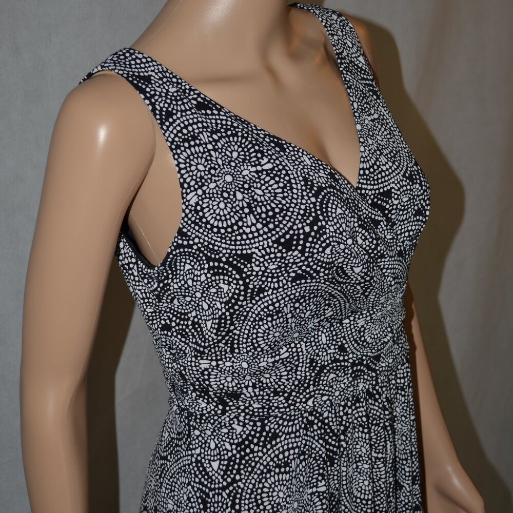 CHAPS BLACK AND WHITE LONG V-NECK SLEEVELESS AND COLLARLESS SUNDRESS SIZE M/MM
